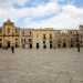 Indiscusso fulcro del centro storico  piazza Santa Croce, che sorge sul punto pi alto della collina e deve il suo nome al patrono locale: la reliquia conosciuta come Santissimo Crocifisso di Auricarro